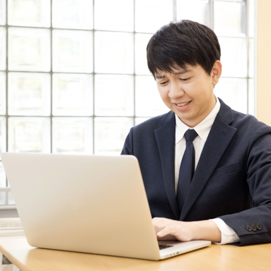 【認定理学療法士が解説】正しい姿勢を保つほど背中が疲れる理由と対策
