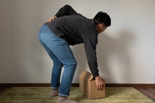 【認定理学療法士が解説】荷物を運ぶたび腰をかばう方へ｜仕事に集中したい気持ちから相談を整理する